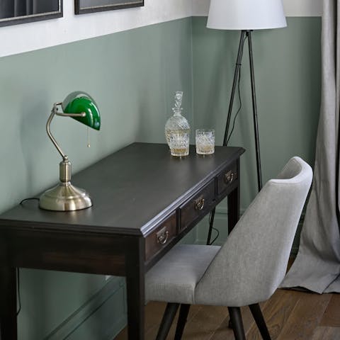 Balance business and pleasure thanks to the dedicated desk