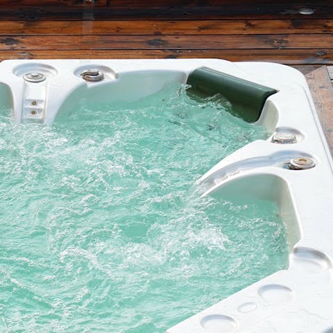 Unwind surrounded by nature in the hot tub