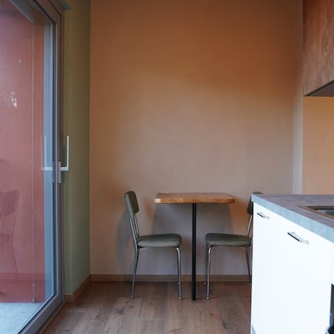 Prepare authentic breakfasts in the kitchen and diner