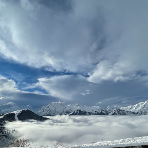 Stay in the heart of the Alpe d’Huez resort, metres away from the ski lifts, restaurants, bars, and more