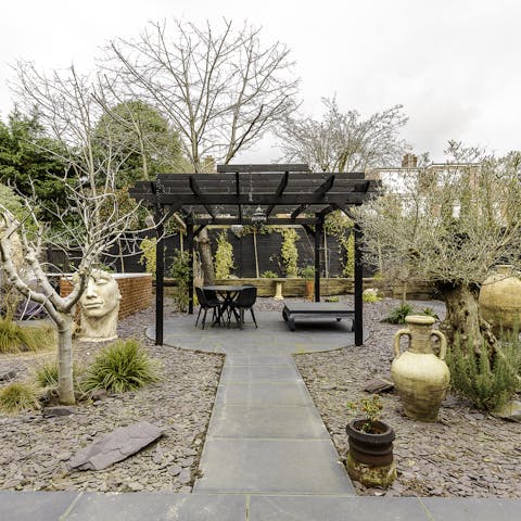 Serve your favourite drinks into the private garden