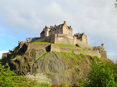 Discover Edinburgh Castle – within walking distance