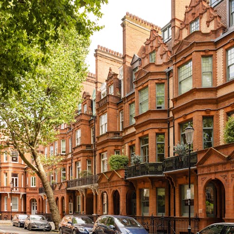 Live the London life, right here in this charming Victorian townhouse apartment