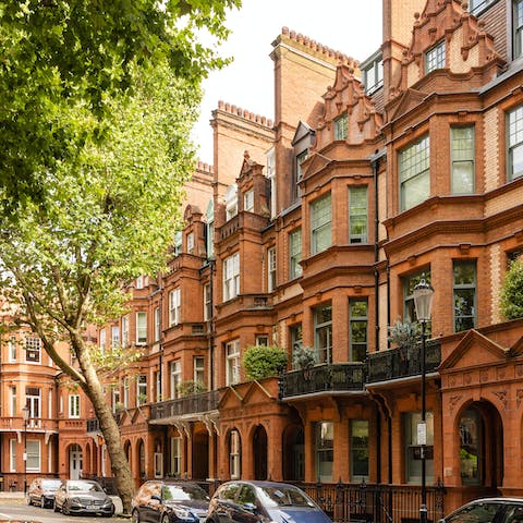 Live the London life, right here in this charming Victorian townhouse apartment