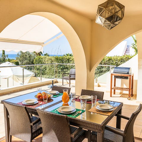 Let the scent of fresh barbecue waft across the terrace as you dine alfresco