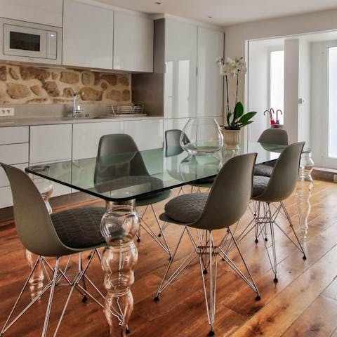Set the elegant dining table for dinner chez vous