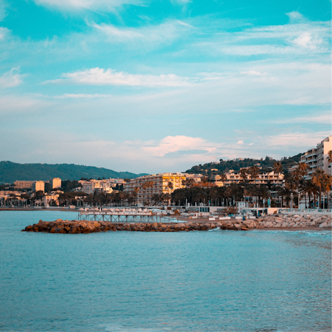 Stroll down to the sea in just five minutes