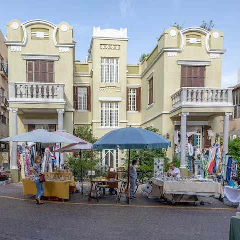 Stay in the vibrant Nachalat Binyamin area