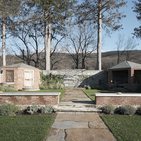 Explore the surroundings with long walks and quiet afternoons in the garden