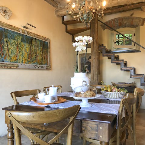 Tuck into tasty dishes of pizza and pasta around the elegant dining table