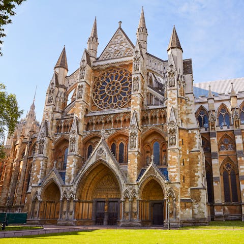 Stroll to the iconic Westminster Abbey in fifteen minutes