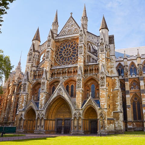 Stroll to the iconic Westminster Abbey in fifteen minutes