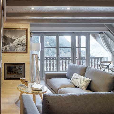 Find a cosy spot to read, relax and share drinks around the fire