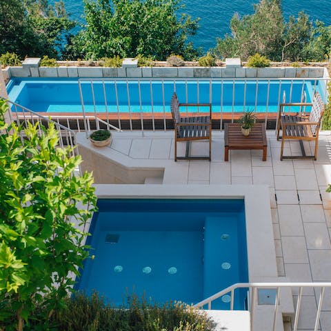 Choose between a cooling dip in the pool or a warm soak in the Jacuzzi