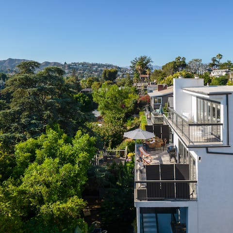 Enjoy the peace of your leafy location, high up in Franklin Hills
