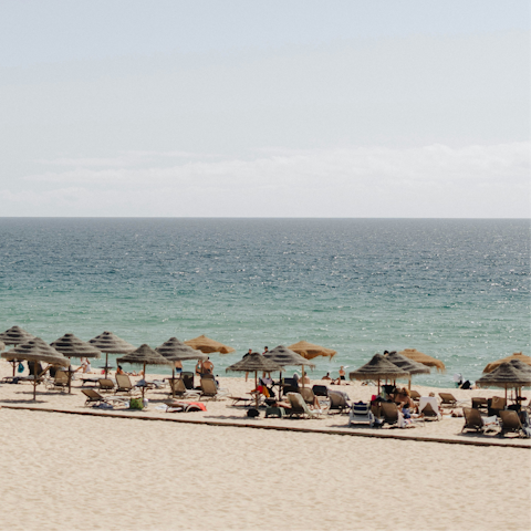 Discover Praia do Carvalhal, 1.5km away