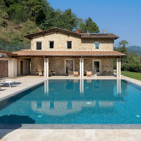 Relax next to the swimming pool in the Italian sun