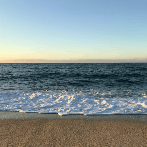 Drive just 2km to the beach of Marina di Felloniche