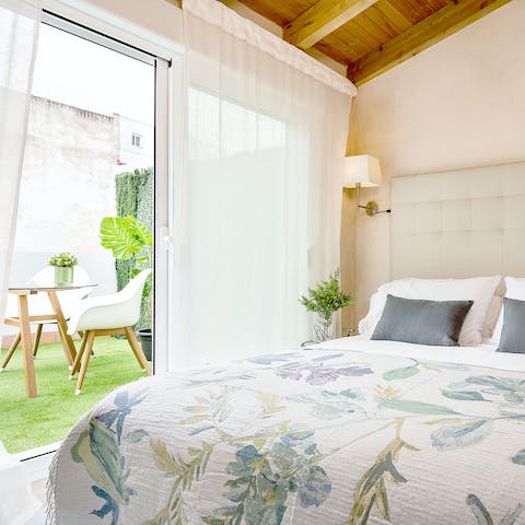 Enjoy a wonderful sense of relaxation from this light-filled apartment