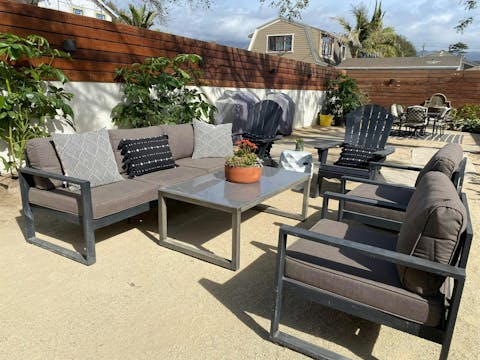 Relax in the Californian sun in the shared outdoor space
