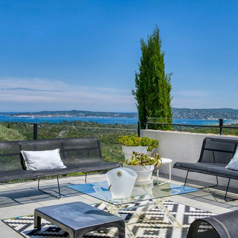 Admire the beautiful Bay of Saint-Tropez from the terrace