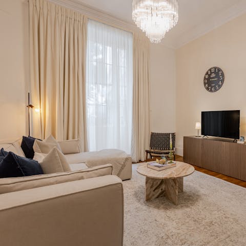 Enjoy the comforts of this recently-renovated apartment, especially it's particularly high ceilings