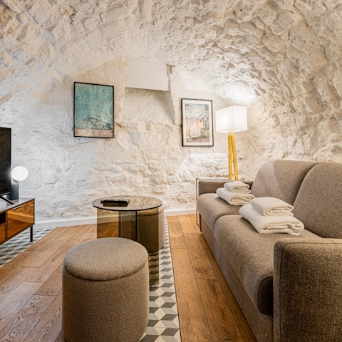 Revive yourself with a coffee before heading out for dinner in a nearby bistro