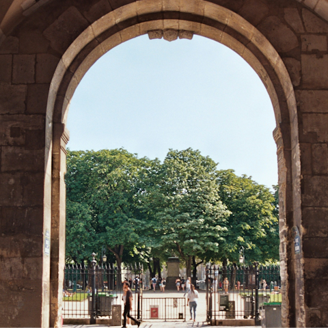 Breakfast alfresco around the corner in Place des Vosges
