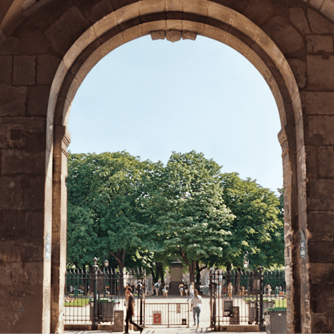 Breakfast alfresco around the corner in Place des Vosges