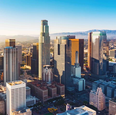 Stay in a peaceful cul-de-sac just fifteen minutes from downtown LA