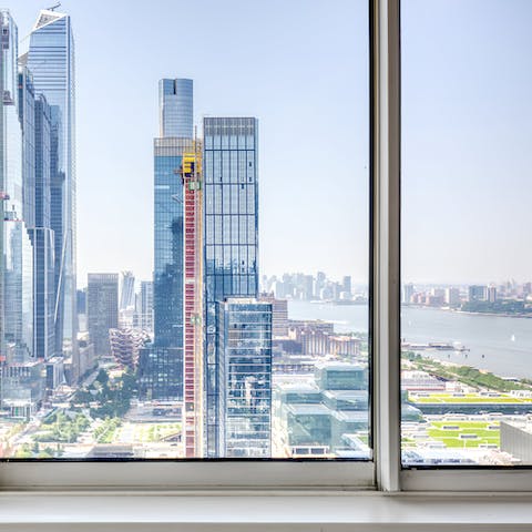 Admire the amazing views over Manhattan from this home