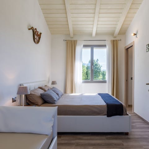 Wake up to beautiful natural scenery in the comfortable bedrooms