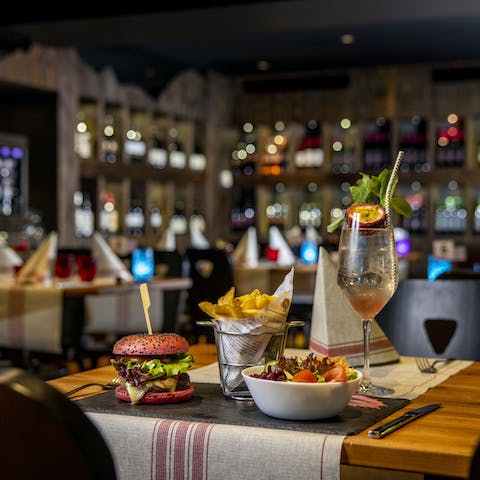 Enjoy the aprés ski vibe in the bistro