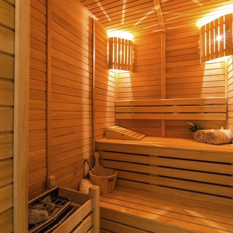 Have a quick sauna session or hammam