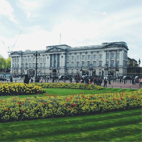 Visit iconic Buckingham Palace – less than 30minutes away