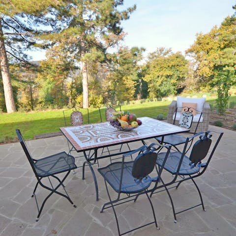 Guests enjoyed the delicious breakfasts in the on-site restaurant, which were served on the terrace with stunning views of the surrounding hills.