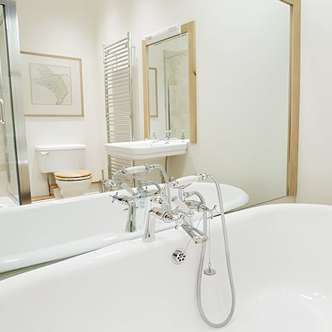 Unwind in the bathtub after a hike around Ullswater lake