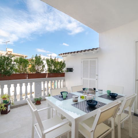 The host is friendly and helpful, and he is always available to answer any questions you may have. He also provides guests with a variety of helpful information about the area, including recommendations for restaurants and activities.