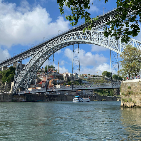 Start your day with a walk along the Duoro River