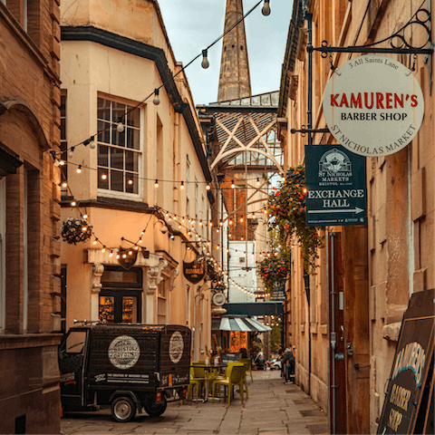 Head to the centre of Bristol for a day of shopping, sightseeing and fine dining, thirty minutes from the castle by car