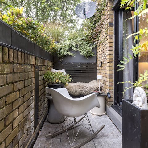 Enjoy your morning coffee on the plant-framed balcony