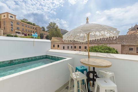 Look forward to cooling off in the plunge pool on a hot afternoon