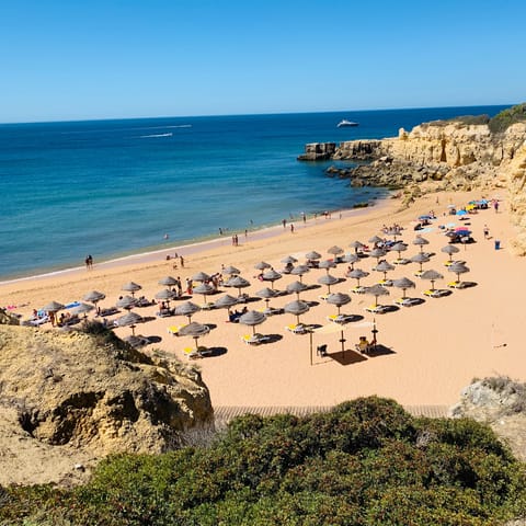 Stay in Ferragudo in the picturesque Algarve region, only a short walk from Praia Grande