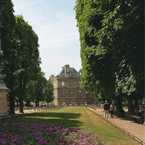 Have a stroll around the nearby beautiful Jardin du Luxembourg