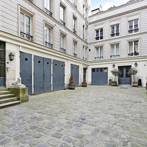 Get some fresh air in the typically Parisian courtyard