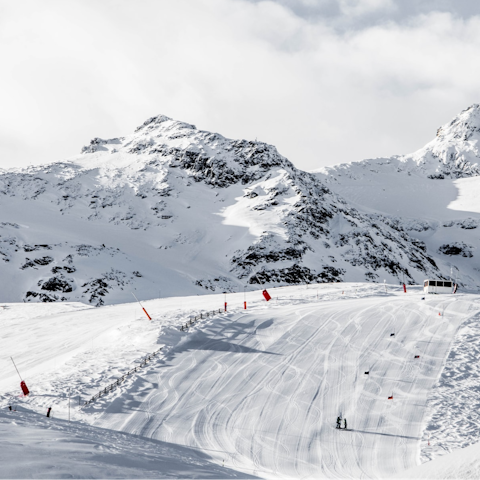 Spend your days skiing on the nearby piste or walk in lush green pastures in the summer