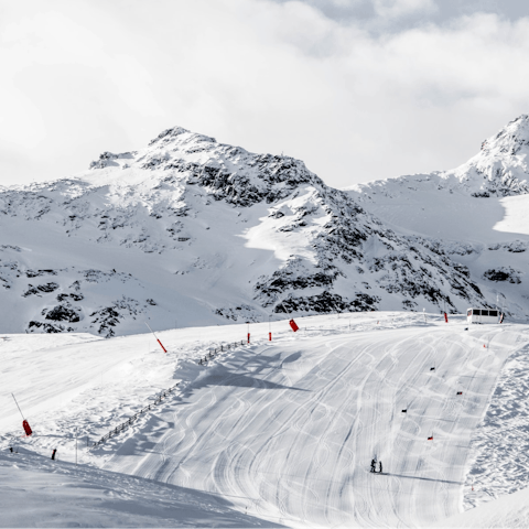 Spend your days skiing on the nearby piste or walk in lush green pastures in the summer