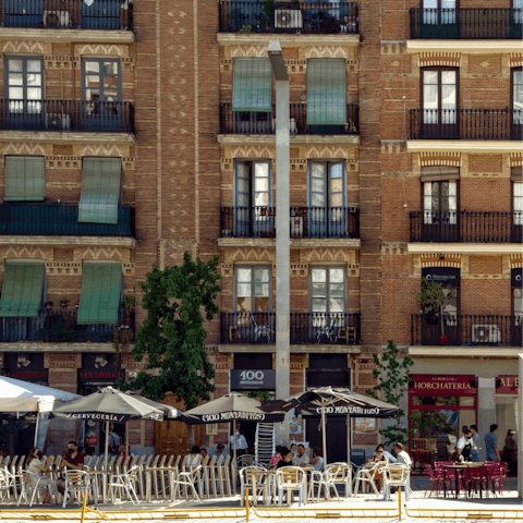 Grab a coffee and a bite to eat at Salamanca, only an eighteen–minute walk away