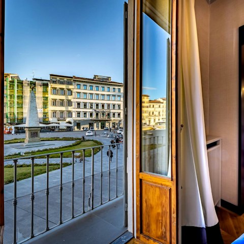 Watch Pizza di Santa Maria Novella bustle below