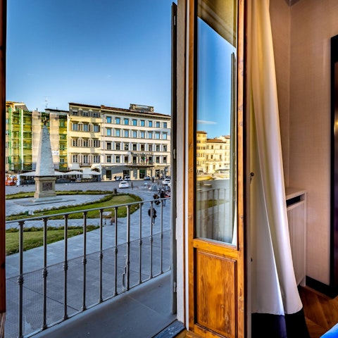 Watch Pizza di Santa Maria Novella bustle below